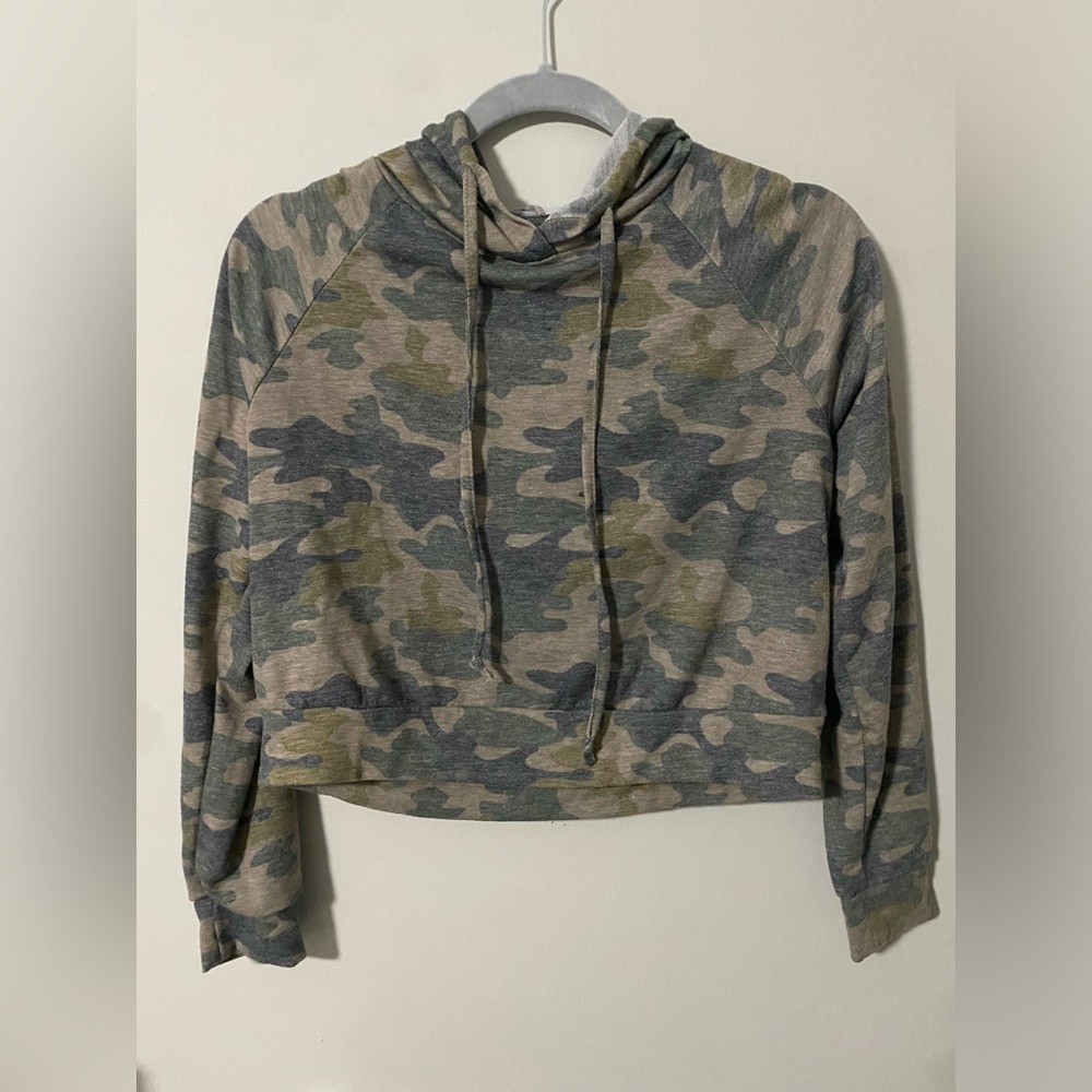 Tresics Camo Hooded Crop Top